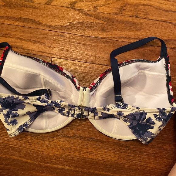 Swimsuit top - Picture 2 of 3